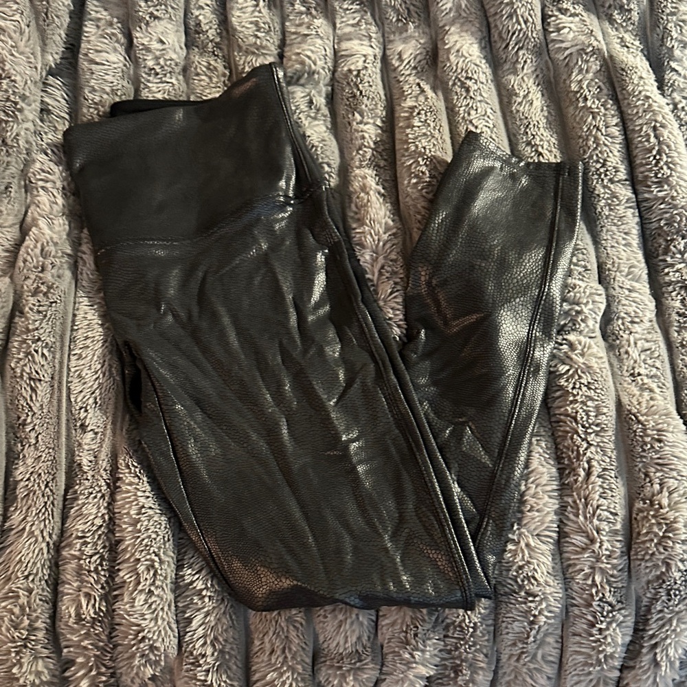 SPANX Black snakeskin style with Shiny Leggings sz XL -new